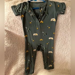 Kyte Baby short sleeve romper in Camping 12-18 mo